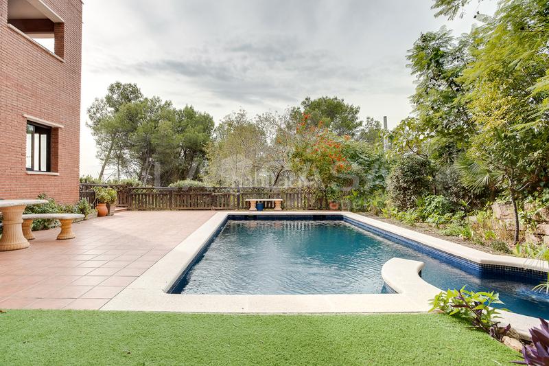 Foto c1d35245-1463-43ad-9aba-ff7f267aaae8. Casa amb calefacció aparcament piscina a Corbera de Llobregat