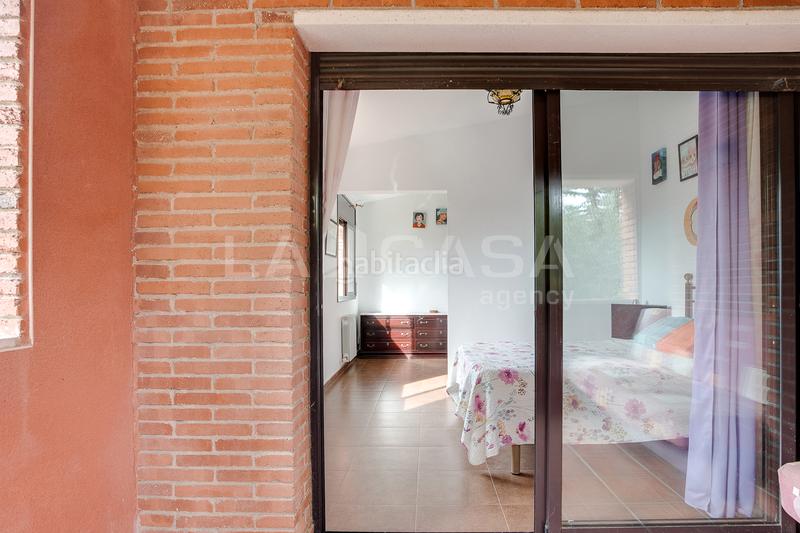 Foto ceadb856-ebc0-4181-ab13-c9130542c00c. Casa amb calefacció aparcament piscina a Corbera de Llobregat