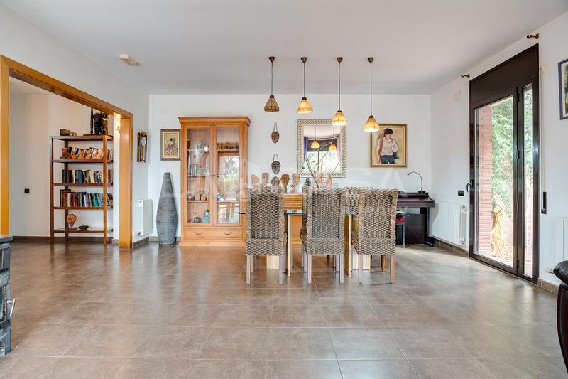 Foto b9d5c492-af18-4eb8-9475-92fefd498a2a. Maison avec chauffage parking piscine dans Corbera de Llobregat