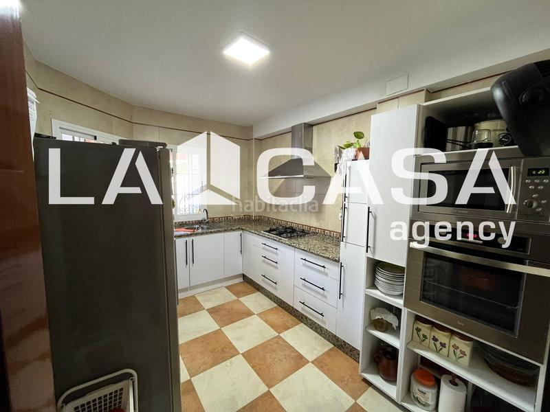 Foto 7849fc0d-de81-4f70-916e-b70a49995657. Casa a schiera con parcheggio in La Motilla - Fuente del Rey Dos Hermanas