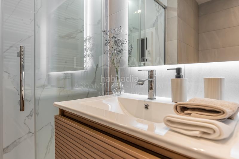 Foto 35c125b8-2039-4c2e-ac0e-7e31ead0fbc8. Flat with heating in Nueva España Madrid