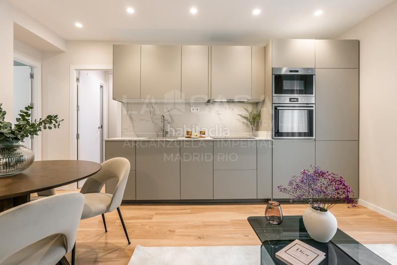 Foto f76ef0f6-b550-416c-a6d8-6d1d2a6f7108. Flat with heating in Nueva España Madrid