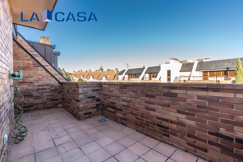 Foto 430b2187-5f42-46be-8546-14ced646295d. Attico con riscaldamento parcheggio piscina in El Pinar-Punta Galea Rozas de Madrid (Las)