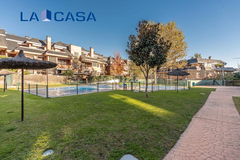 Foto 10d12bf0-5a29-4cbe-a3b0-6e899c459f5d. Attique avec chauffage parking piscine dans El Pinar-Punta Galea Rozas de Madrid (Las)