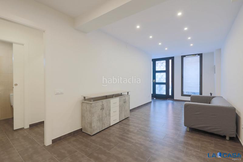 Foto f9bad6f1-e7a9-4692-a35a-793007db8238. Planta baixa a Sants-Badal Barcelona