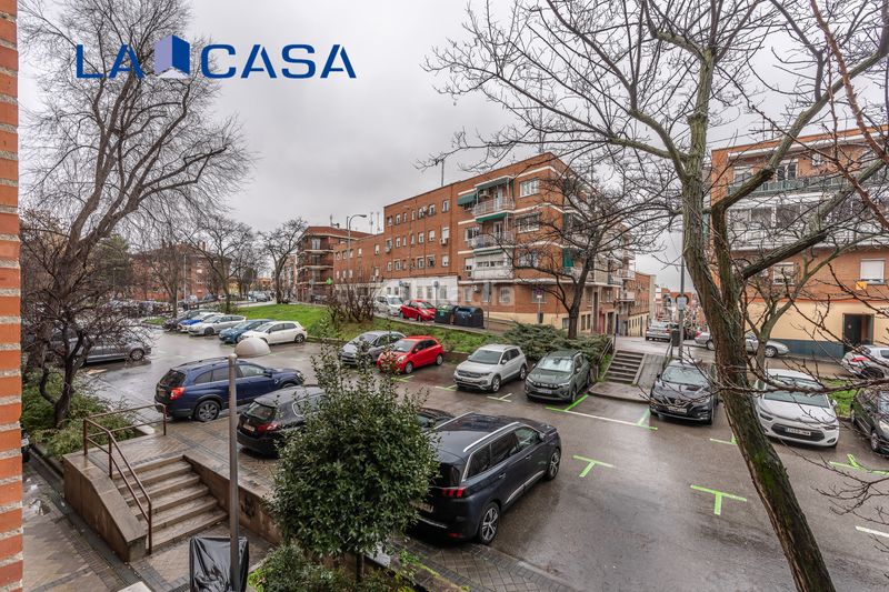 Foto f04980f9-3822-4078-a88d-e402bcc5f061. Piso en Zofío Madrid