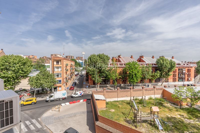 Foto f1533b9c-a80a-4487-a430-656cbd40e075. Pis amb calefacció aparcament piscina a Puerta Bonita Madrid