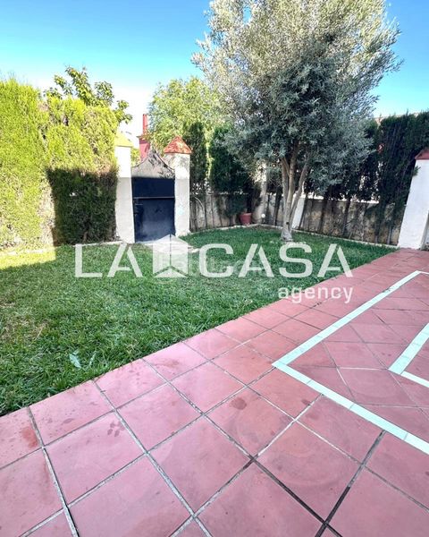 Foto 0be62e2f-0f2a-4b98-be86-ab7e17294466. Casa adossada amb aparcament piscina a Gelves