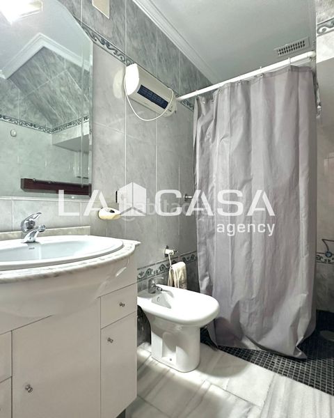 Foto 0deea5b7-4694-4b83-8681-2c0ee7abc986. Casa adossada amb aparcament piscina a Gelves
