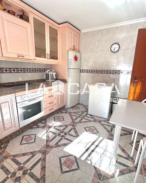 Foto 1c92f254-ff87-41f4-b812-a3e6b2609569. Casa adossada amb aparcament piscina a Gelves