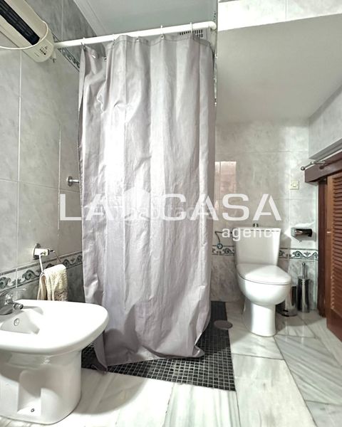 Foto 46872da3-3314-496f-8c79-3167186bdf3a. Casa adossada amb aparcament piscina a Gelves