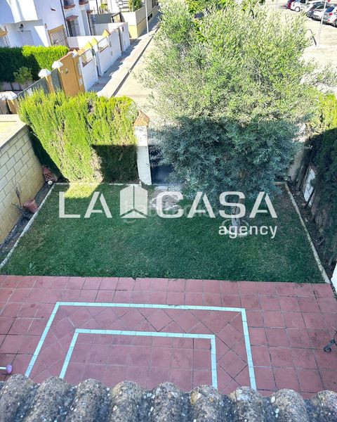 Foto 5d1805c7-a796-4dd7-89c6-8bcb47ada0a7. Casa adossada amb aparcament piscina a Gelves