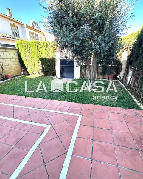 Foto 8cd0a70b-a507-47b2-a966-726dd004bdf3. Casa adossada amb aparcament piscina a Gelves