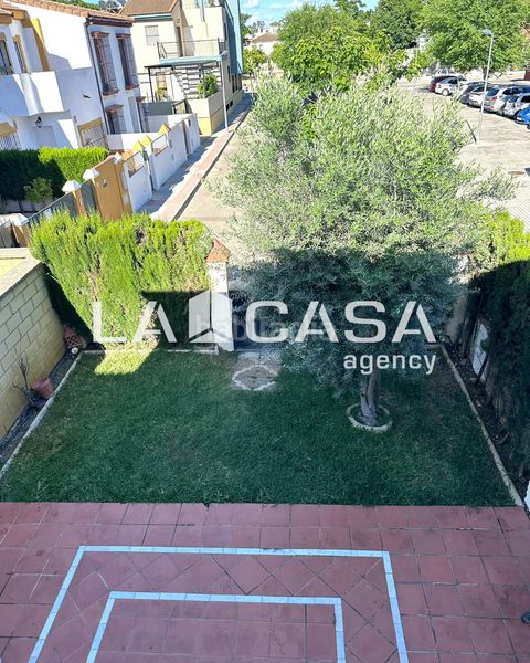 Foto 921aaa37-2458-473a-ad65-fda50f702882. Casa adossada amb aparcament piscina a Gelves