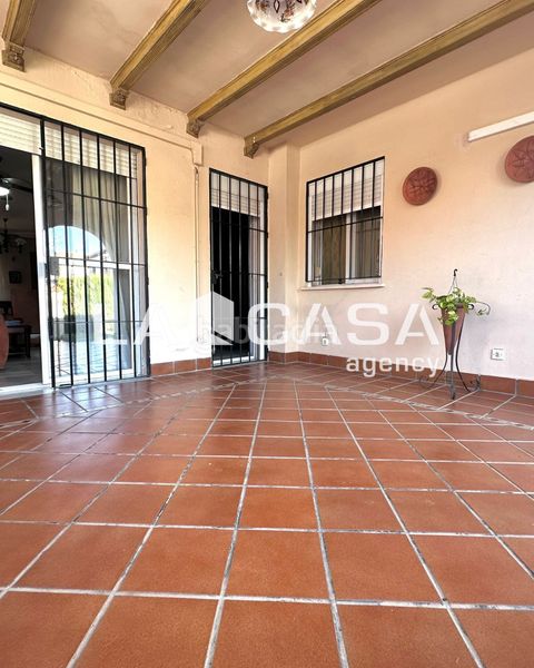 Foto a656879f-4bcc-4f4c-bad9-5f49b21e9a13. Casa adossada amb aparcament piscina a Gelves