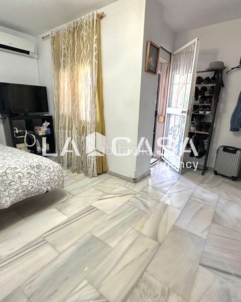 Foto b299fa9e-537b-44a7-bdf6-f5591022aa8f. Casa adossada amb aparcament piscina a Gelves