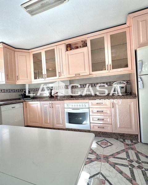 Foto b38fa697-88db-474c-9a64-1ea7add5eddc. Casa adossada amb aparcament piscina a Gelves