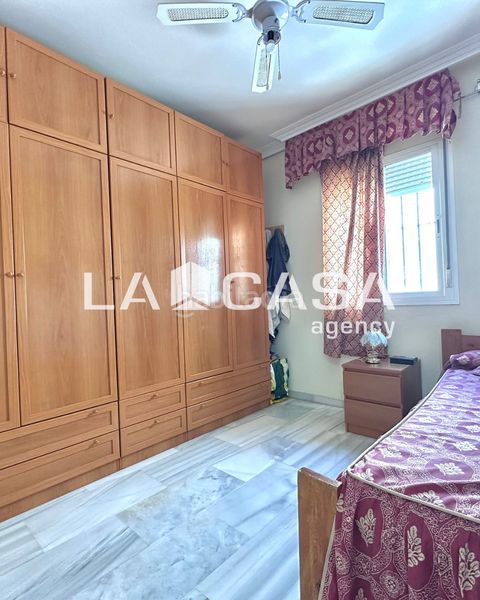 Foto b9a9e447-4457-4f37-a03a-dd239657d751. Casa adossada amb aparcament piscina a Gelves