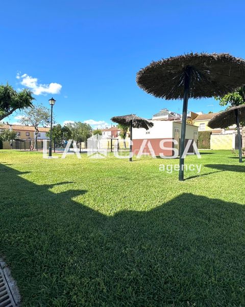 Foto c210ee7d-1fbd-4cc1-87a8-ff7537170260. Casa adossada amb aparcament piscina a Gelves
