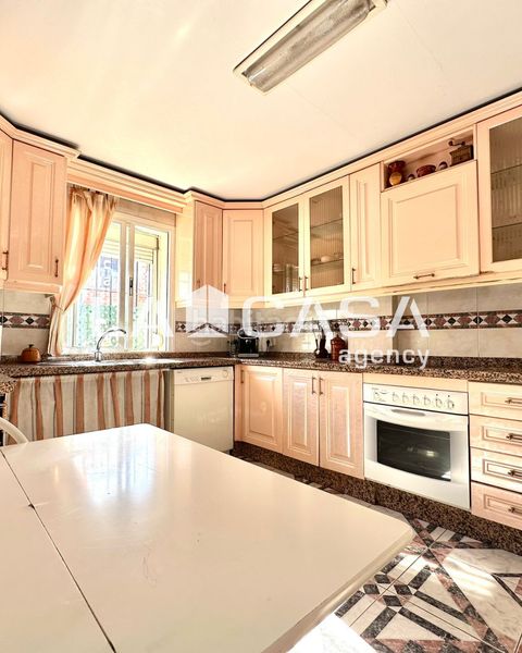 Foto c5984674-3d0c-46e8-affe-a89ec3003088. Casa adossada amb aparcament piscina a Gelves