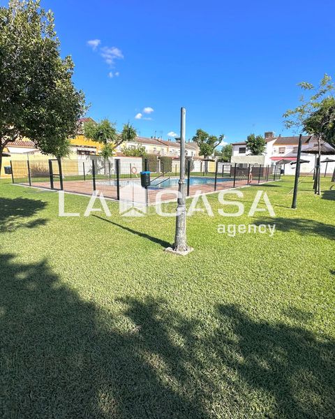 Foto e973a5a8-328c-4fc9-a720-e0fa855525b7. Casa adossada amb aparcament piscina a Gelves