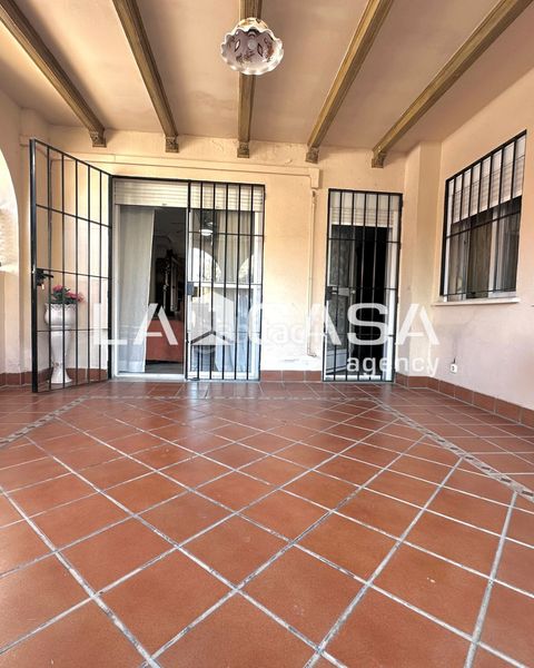 Foto faf79afe-a62a-430c-88db-e93a0507a9ef. Casa adossada amb aparcament piscina a Gelves
