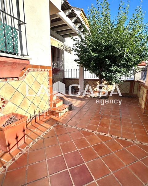 Foto fb4422a5-3b94-4593-8b5a-6b74aa68c5c6. Casa adossada amb aparcament piscina a Gelves