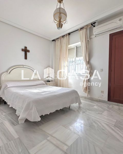 Foto fd696a21-e072-4593-86d2-8c0cf7364633. Casa adossada amb aparcament piscina a Gelves