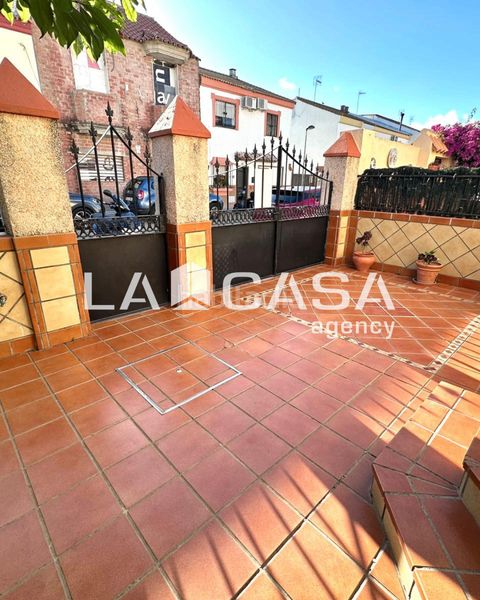 Foto fd9fbe23-617e-4a08-9509-9d6e14d4f21b. Casa adossada amb aparcament piscina a Gelves