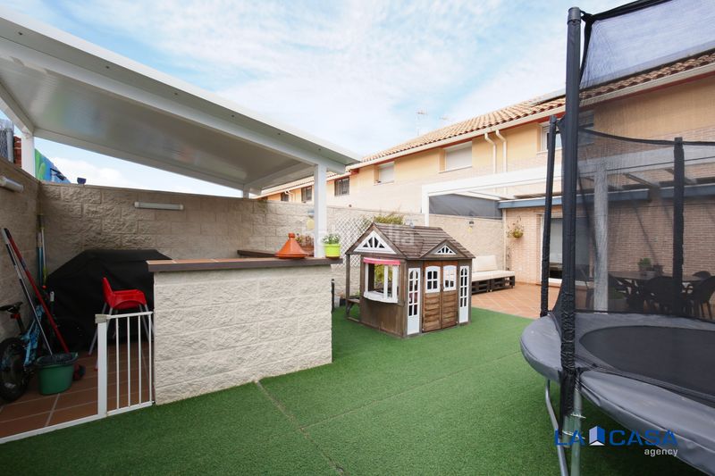 Foto a2976f3d-dbe1-40b0-bdec-80b7a2fba2cd. Casa adossada a Carranque