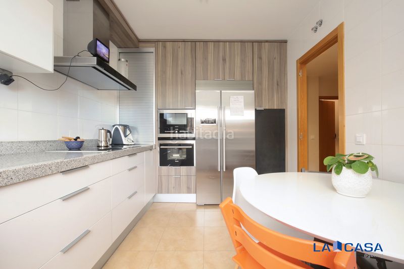 Foto ce01ade5-4083-46b6-877f-9c66ea74f78b. Casa adossada a Carranque