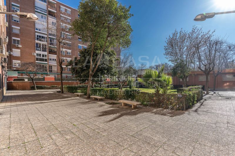 Foto 4b7ae77b-916a-4163-abd7-e00979ea2c23. Pis amb calefacció aparcament a Los Cármenes Madrid