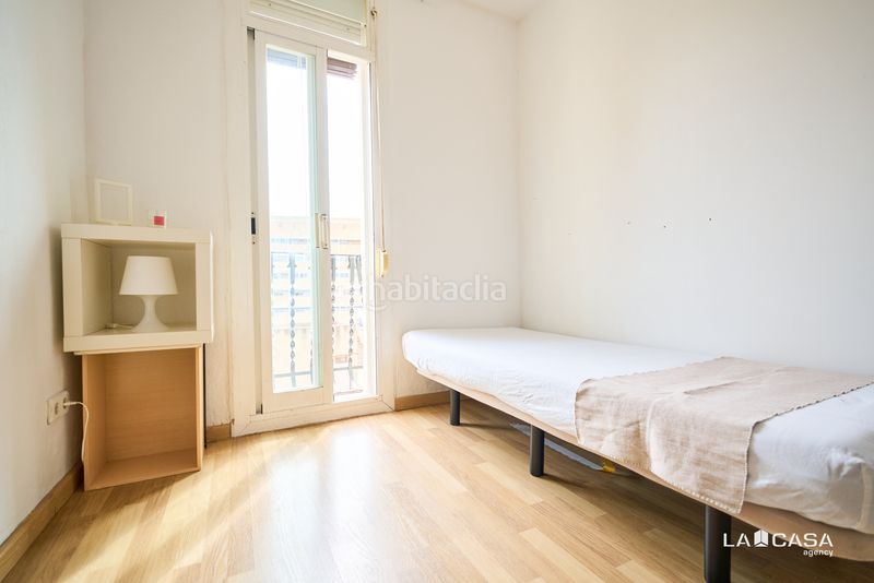 Foto 1de45a58-6ff3-4157-918f-76380649d469. Pis a Sants Barcelona