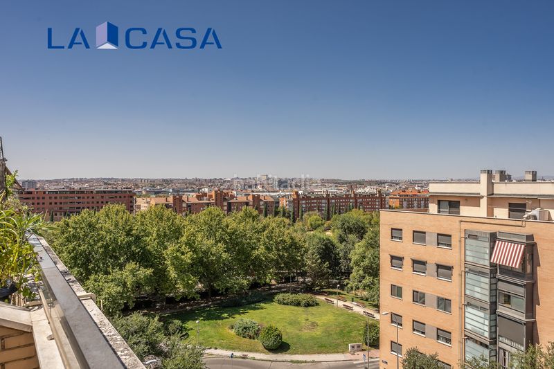 Foto aeb5a1f9-41e4-4545-9fdb-a244850a4c80. Àtic amb calefacció aparcament piscina a Delicias Madrid