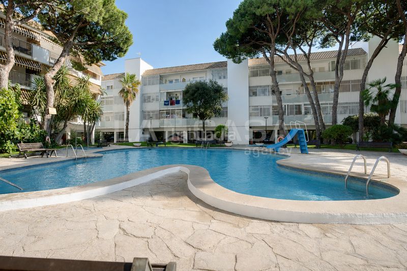 Foto 9c15d71d-13a4-477f-bda0-5fbec9747a62. Etagenwohnung mit parking pool in La Pineda Castelldefels