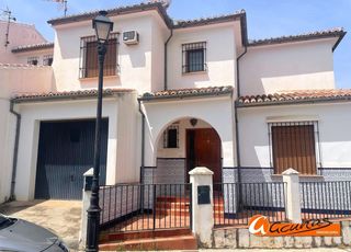 Casa adossada a Fuentemora. Chalet adosado en antequera, málaga