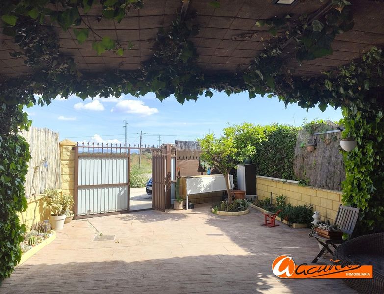 Foto a12b3113-bb60-4c00-be9d-3f1fce11da68. Casa amb aparcament a Alameda