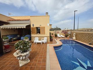 Haus  Vera. Oportunidad en vera  chalet independiente con piscina, listo par