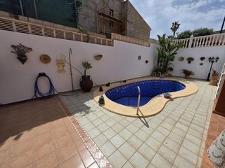 Haus  Calle venezuela. Chalet independiente con piscina, garaje y amplios espacios en v