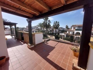 Rent Flat  Ronda del generalife. Ático en residencial con piscina cubierta