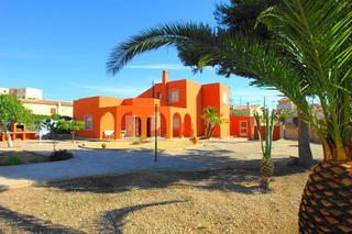 Casa  Calle almagrera. Chalet independiente muy bien ubicado y listo para entrar, const