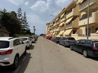 Autoparkplatz in Torrox Pueblo. Plaza de aparcamiento