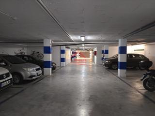 Aparcament cotxe a Centro. Magnífica cochera cerrada de 80m2