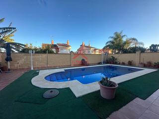 Haus in El Tomillar. Casa pareada en parque del este