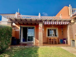 Maison jumelée à Urbanización Santa Rosa. Magnífico chalet en torrox park
