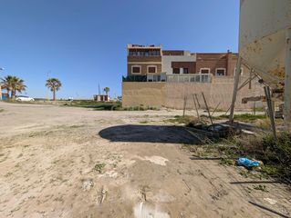Terreny residencial a Calle el pais, 57, adra, spain. Terreno urbano en primera línea de playa en adra, almería