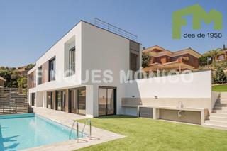 Casa a Teià. Exclusiva propiedad de diseño contemporáneo con vistas panorámic