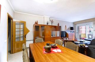 Etagenwohnung  Carrer d'arizala. Piso exterior con 4 habitaciones 2 baos y balcn