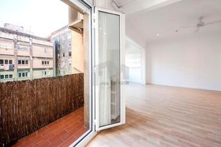 Pis  Carrer del bisbe sivilla. Piso exterior con 4 habitaciones 3 baños y balcon.