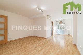 Duplex  Passatge d'en viñas. Duplex con 3 habitaciones y balcon